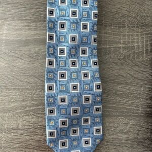 JOS A BANK  LIGHT BLUE GEOMETRIC SQUARE PATTERN 100% SILK TIE 61 X 3.25 INCHES